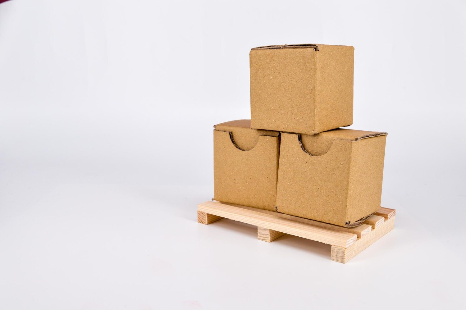 Jakie są kartony do stosowania na paletach?